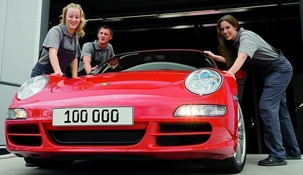 Das Monteure-Team Nora Heinzelmann, Patrick Fink und Stefanie Ried (von links) schiebt das 100000ste Fahrzeug der aktuellen 911-Generation aus der Halle. Foto: Auto-Reporter/Porsche